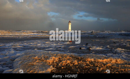 Starke Wellen in New Brighton in Wirral. Stockfoto