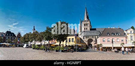 XANTEN, Deutschland - 7. September 2016: Nicht identifizierte Personen genießen Sie den malerischen Marktplatz mit St. Viktor Dom - hohe Auflösung - Hyperreal Stockfoto