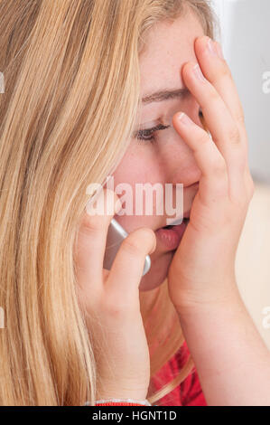 TEENAGER AUF DEM HANDY Stockfoto
