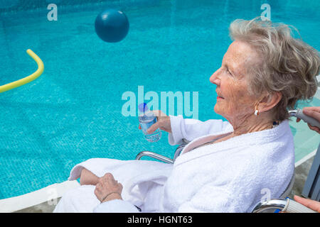 SENIOR, SCHWIMMBAD Stockfoto