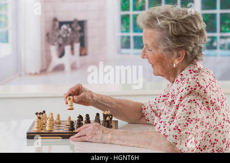 SENIOREN SPIELEN SCHACH Stockfoto