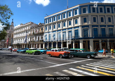 Ansicht von Havanna, Kuba. Kubanische Stadt mit klassischen Autos im Verkehr Stockfoto