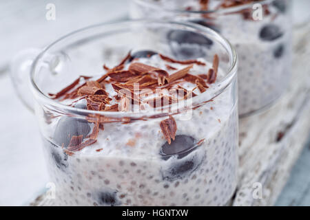 Chia Pudding mit Trauben und Schokolade Flocken auf der horizontalen Glasschale Stockfoto