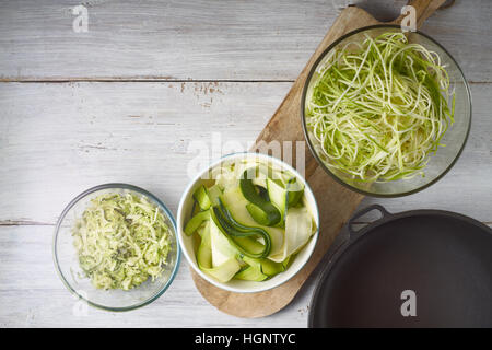 Rohe Zucchini Nudeln auf dem weißen Holztisch Stockfoto