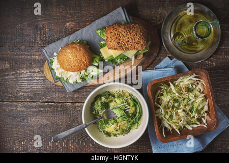 Verschiedene gesunde Snacks auf der hölzernen Tischplatte anzeigen Stockfoto