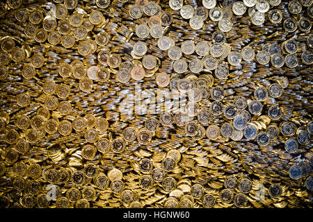 Ein Glas-Display mit 1,000001 Millionen Münzen zeigen im neuen Royal Mint Erfahrung Besucherzentrum, Llantrisant, Wales, das richtet sich an die Öffentlichkeit zu sehen, wie Münzen und Medaillen hergestellt werden. PRESSEVERBAND Foto. Bild Datum: Dienstag, 17. Mai 2016. Bildnachweis sollte lauten: Ben Birchall/PA Wire Stockfoto