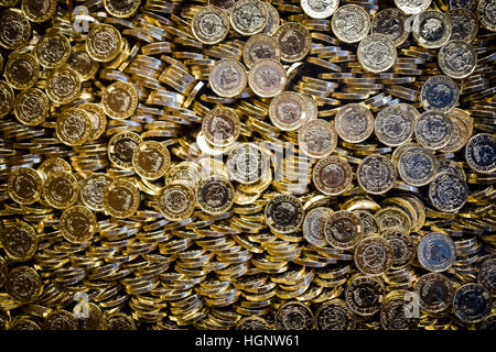 Ein Glas-Display mit 1,000001 Millionen Münzen zeigen im neuen Royal Mint Erfahrung Besucherzentrum, Llantrisant, Wales, das richtet sich an die Öffentlichkeit zu sehen, wie Münzen und Medaillen hergestellt werden. PRESSEVERBAND Foto. Bild Datum: Dienstag, 17. Mai 2016. Bildnachweis sollte lauten: Ben Birchall/PA Wire Stockfoto