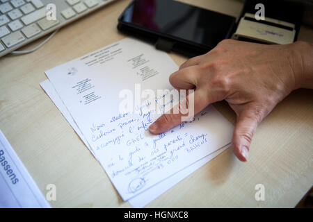 ZU HAUSE GEBÄREN Stockfoto