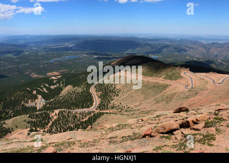 Autos auf der Straße zum Pikes Peak National Park ridge Colorado Rocky Mountains Stockfoto