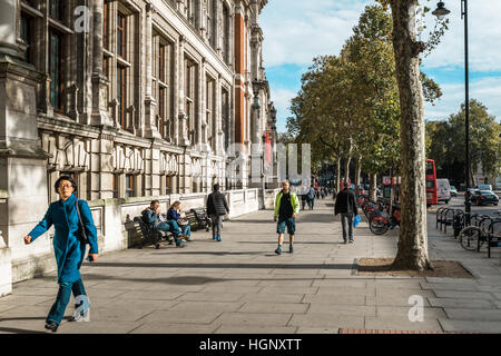 London, Vereinigtes Königreich - 17. Oktober 2016: Passanten auf der Straße in London, UK Stockfoto