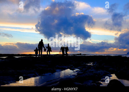 sehr, niedrigen Gezeiten, Sonnenuntergang, Menschen, Strand, Compton Bucht, Isle Of Wight, England, UK Stockfoto