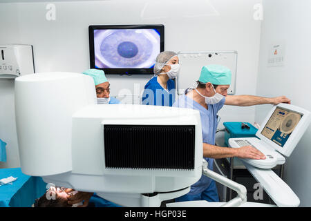 LASER-AUGENCHIRURGIE Stockfoto