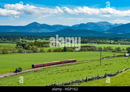 Der Strathspey Railway Steam Train unter der Leitung von Dampfmaschine Breariach in Broomhill Highland Schottland Anreise von Aviemore und Boot von Garten Stockfoto