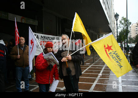 Athen, Griechenland. 11. Januar 2017. Griechischen politischen Partei beliebte Einheit Unterstützer demonstrieren vor dem Ministerium des Innern, Dezentralisierung und e-Governance fordern von der Regierung zum Schutz von den schlechten zu helfen den Flüchtlingen und den griechischen Obdachlose Wetter. © George Panagakis/Pacific Press/Alamy Live-Nachrichten Stockfoto