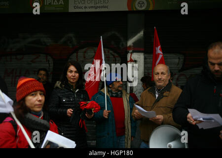 Athen, Griechenland. 11. Januar 2017. Griechischen politischen Partei beliebte Einheit Unterstützer demonstrieren vor dem Ministerium des Innern, Dezentralisierung und e-Governance fordern von der Regierung zum Schutz von den schlechten zu helfen den Flüchtlingen und den griechischen Obdachlose Wetter. © George Panagakis/Pacific Press/Alamy Live-Nachrichten Stockfoto