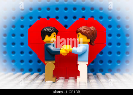 Tambow, Russische Föderation - 3. September 2015 Lego paar stand vor Herz mit Lego Grundplatten Hintergrund. Studio gedreht. Stockfoto