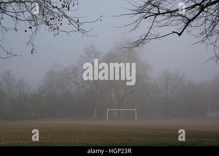 Ein Torpfosten, sich abheben von der Clearing-Nebel auf Clapham Common, Südlondon. Stockfoto