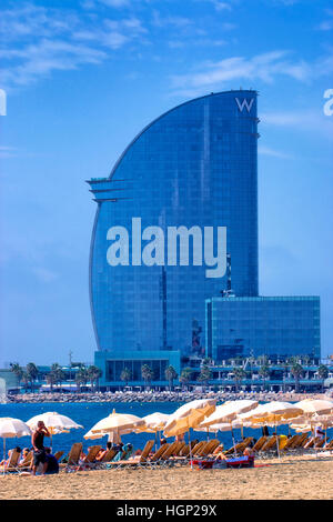 Der Strand von Barceloneta und W Hotel in Barcelona Stockfoto