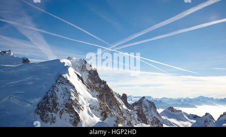 Landschaft mit einem großen schneebedeckten Berg Stockfoto