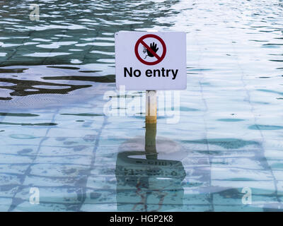No Entry Zeichen in einem Stadt-Brunnen-pool Stockfoto