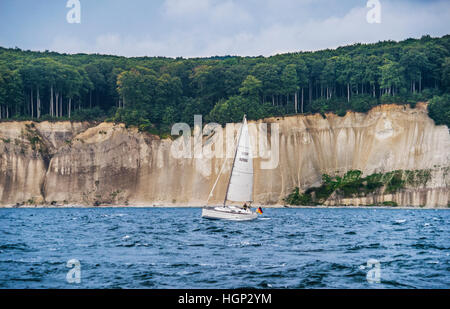 Segeln entlang des Kreide Klippe Küste von Jasmund Nationalparks auf der Insel Rügen, Ostsee, Mecklenburg-Vorpommern, Deutschland Stockfoto