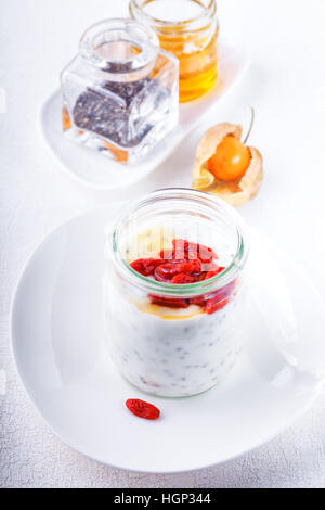 Joghurt mit Goji-Beeren, Chia-Samen und Honig. Stockfoto