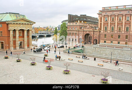 STOCKHOLM, Schweden - 17. Oktober 2013: Ansicht von Schweden Riksdag vom Stockholmer Schloss und Hof vor Stockholm Palast Stockfoto