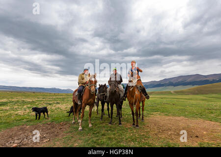 Kasachische Nomaden Reiter im Assy-Plateau in Kasachstan. Stockfoto