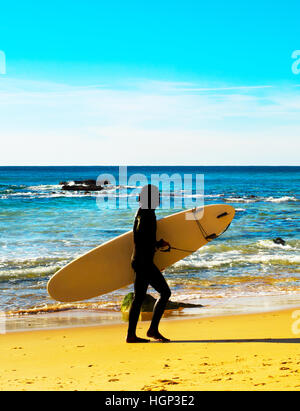 Silhouette der Surfer in einem sonnigen Tag am Strand Stockfoto