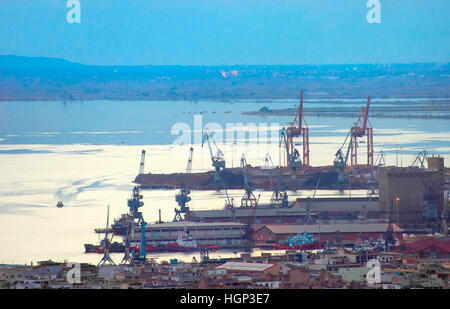 Blick auf Thessaloniki Frachthafen in der Dämmerung. Griechenland Stockfoto