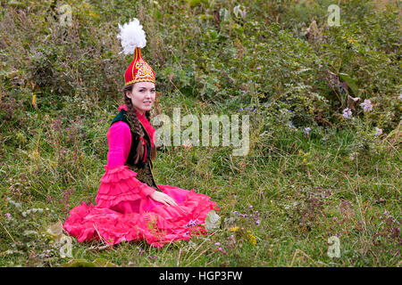 Kasachische Frau in Trachten, die Standortwahl in der Natur, Kasachstan Stockfoto