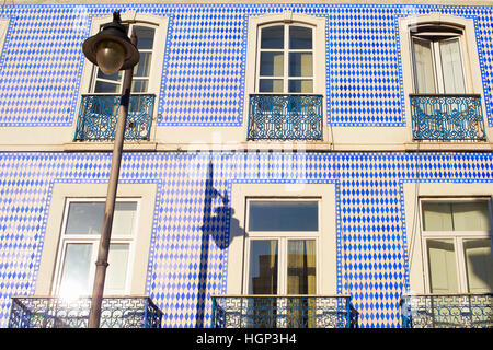 Lissabon Gebäudewand mit traditionellen Fliesen Portugiesisch bei Sonnenuntergang Stockfoto