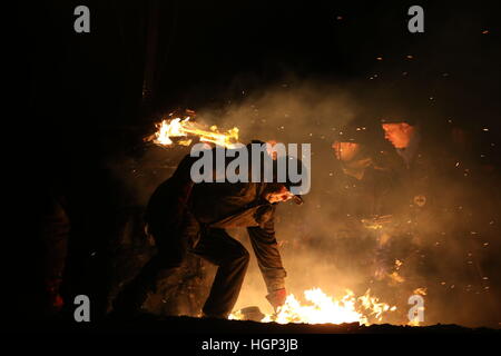 Die brennenden Clavie, nachdem sie es durch die Straßen von Burghead in Moray zum nahe gelegenen Doorie Hill vorgeführt wo die Hälfte-Fass mit Holzwolle und Teer gefüllt wurde ein Feuer-Leuchtfeuer. Stockfoto