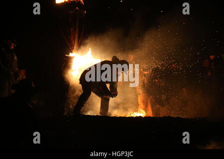 Die brennenden Clavie, nachdem sie es durch die Straßen von Burghead in Moray zum nahe gelegenen Doorie Hill vorgeführt wo die Hälfte-Fass mit Holzwolle und Teer gefüllt wurde ein Feuer-Leuchtfeuer. Stockfoto