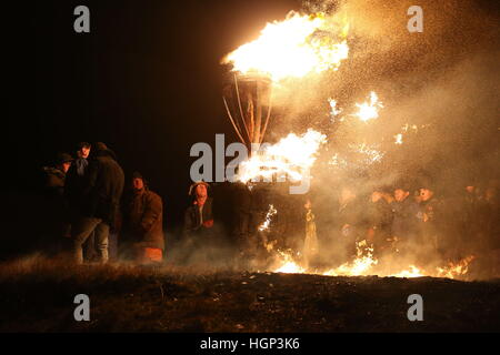 Die brennenden Clavie nach der Clavie-Crew es durch die Straßen von Burghead in Moray zum nahe gelegenen Doorie-Hügel, wo die Hälfte-Fass gefüllt mit Holzwolle und Teer wurde ein Feuer-Leuchtfeuer, vorgeführt. Stockfoto