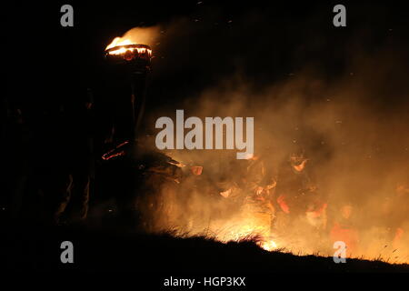 Die brennenden Clavie nach der Clavie-Crew es durch die Straßen von Burghead in Moray zum nahe gelegenen Doorie-Hügel, wo die Hälfte-Fass gefüllt mit Holzwolle und Teer wurde ein Feuer-Leuchtfeuer, vorgeführt. Stockfoto