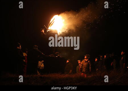 Die brennenden Clavie nach der Clavie-Crew es durch die Straßen von Burghead in Moray zum nahe gelegenen Doorie-Hügel, wo die Hälfte-Fass gefüllt mit Holzwolle und Teer wurde ein Feuer-Leuchtfeuer, vorgeführt. Stockfoto