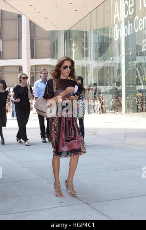 Frau im Lincoln Center zu Fuß nach einer Fashion Show in New York Fashion Week Stockfoto