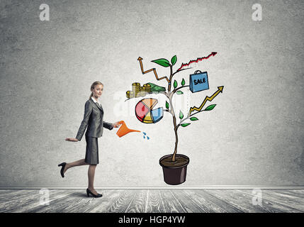Junge Geschäftsfrau in leeren Raum Gießen gezeichnete Wachstumskonzept mit can Stockfoto