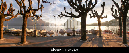 Lugano, Schweiz: Stadt Botanischer Park mit Blick auf den See und Monte San Salvatore kurz vor Sonnenuntergang Stockfoto