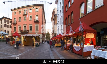 Lugano, Schweiz - 18. Dezember 2016: Weihnachtsmarkt mit Hütten beleuchtet und dekoriert mit den Farben in der Nacht. Stockfoto