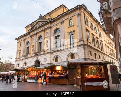 Lugano, Schweiz - 18. Dezember 2016: Weihnachtsmarkt mit Hütten beleuchtet und dekoriert mit den Farben in der Nacht. Stockfoto