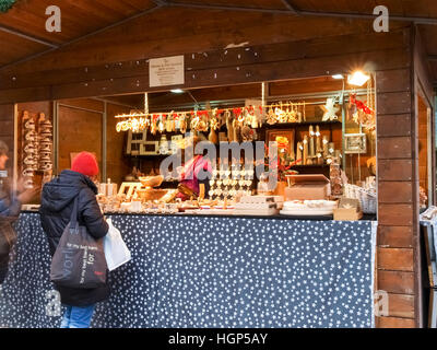 Lugano, Schweiz - 18. Dezember 2016: Weihnachtsmarkt mit Hütten beleuchtet und dekoriert mit den Farben in der Nacht. Stockfoto