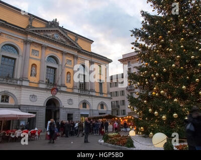 Lugano, Schweiz - 18. Dezember 2016: Weihnachtsmarkt mit Hütten beleuchtet und dekoriert mit den Farben in der Nacht. Stockfoto