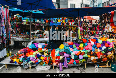 Traditionelle Straßenmarkt in Otovalo, Ecuador, voll von Textilien, Obst und Gemüse, Gewürze, Schmuck und indigenen Schnitzereien Stockfoto