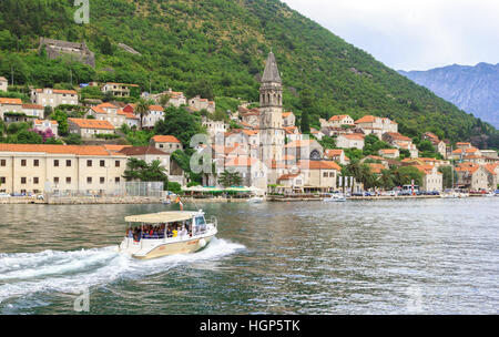 PERAST, MONTENEGRO - 6. August 2014: Ansicht von Perast Stadt vom Meer. Perast ist Stadt an der Küste von Montenegro und befindet sich auf der Stockfoto