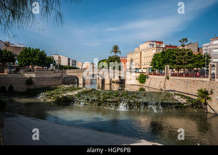 Brücke in Rojales Dorf in der Provinz Alicante und die Autonome Gemeinschaft Valencia, Spanien. Basierend auf den Fluss Segura Stockfoto