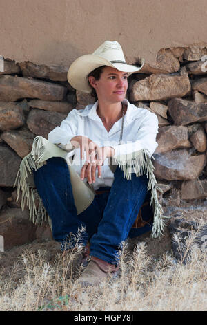 Cowgirl Kabinenwand gelehnt. Stockfoto