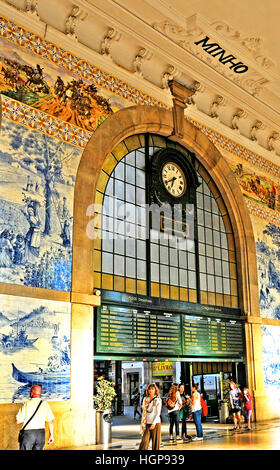 Sao Bento Bahnhofshalle Mit Azulejos-Fliesen, Die Portugiesische ...