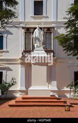 Weißes Monument der Figur im gemauerten Innenhof der Benediktiner-Kloster in New Norcia, Western Australia Stockfoto